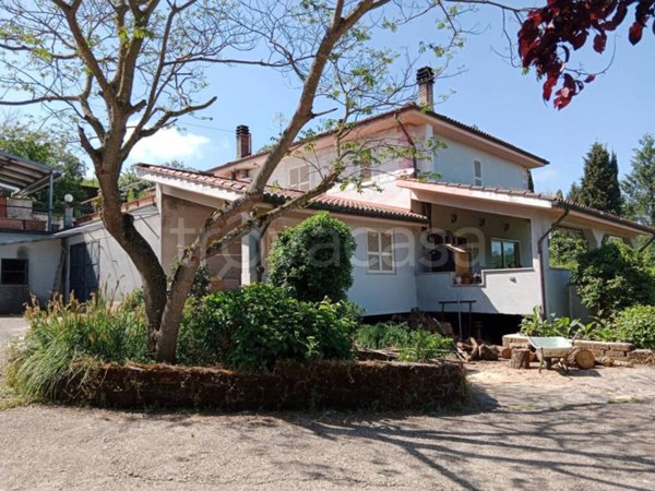 casa indipendente in vendita a Bassano Romano