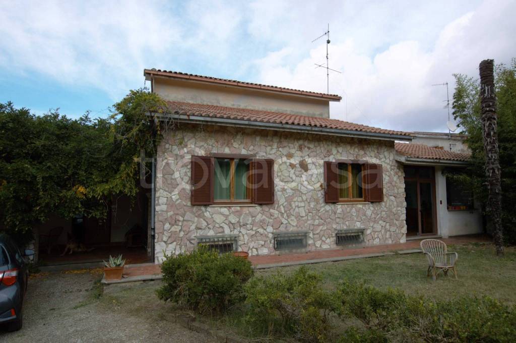 casa indipendente in vendita a Bassano Romano
