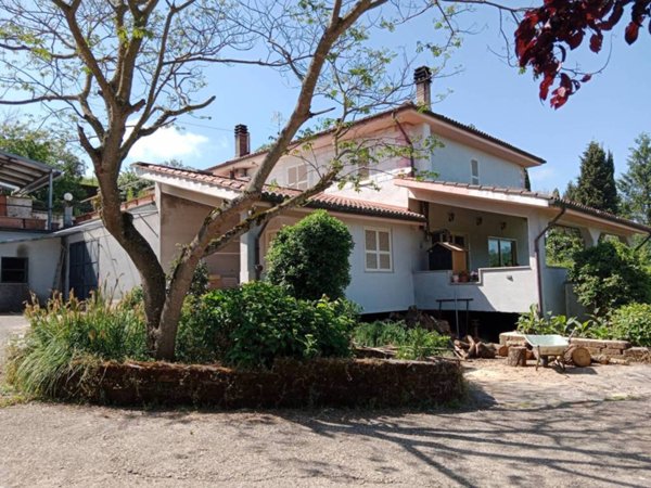 casa indipendente in vendita a Bassano Romano