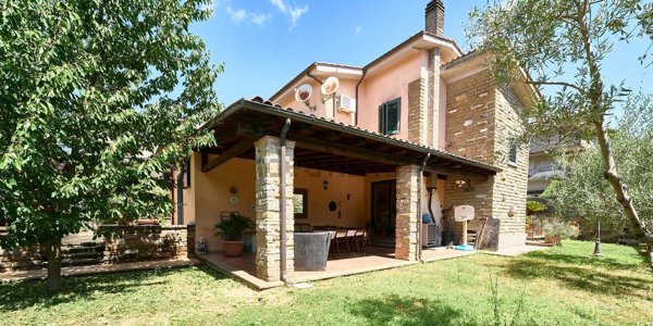 casa indipendente in vendita a Bassano Romano
