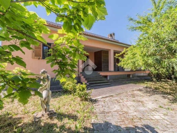 casa indipendente in vendita a Bassano Romano