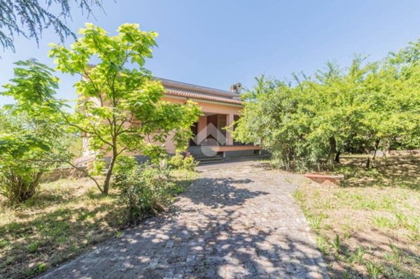 casa indipendente in vendita a Bassano Romano