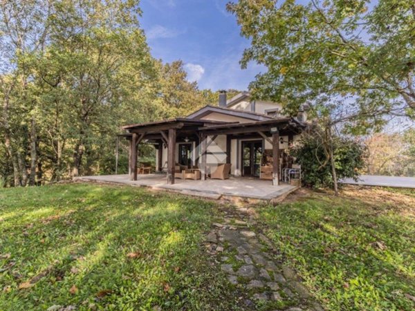 casa indipendente in vendita a Bassano Romano