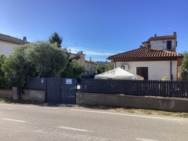 casa indipendente in vendita a Bassano Romano