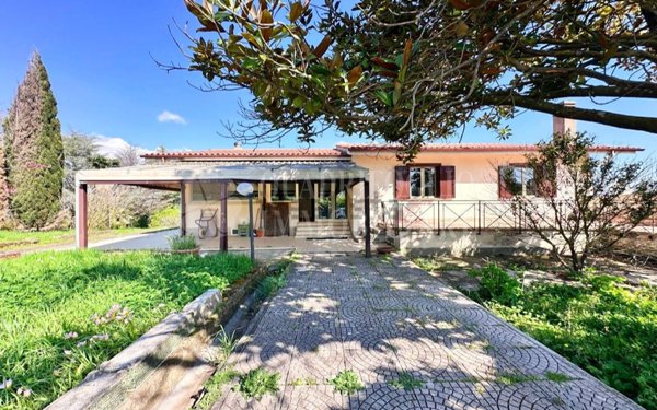 casa indipendente in vendita a Bassano Romano
