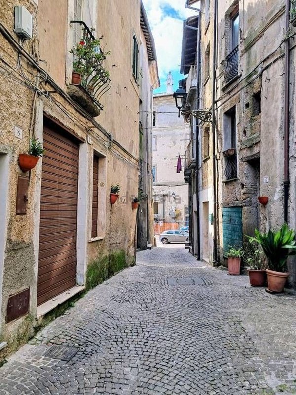 locale di sgombero in vendita a Bassano Romano