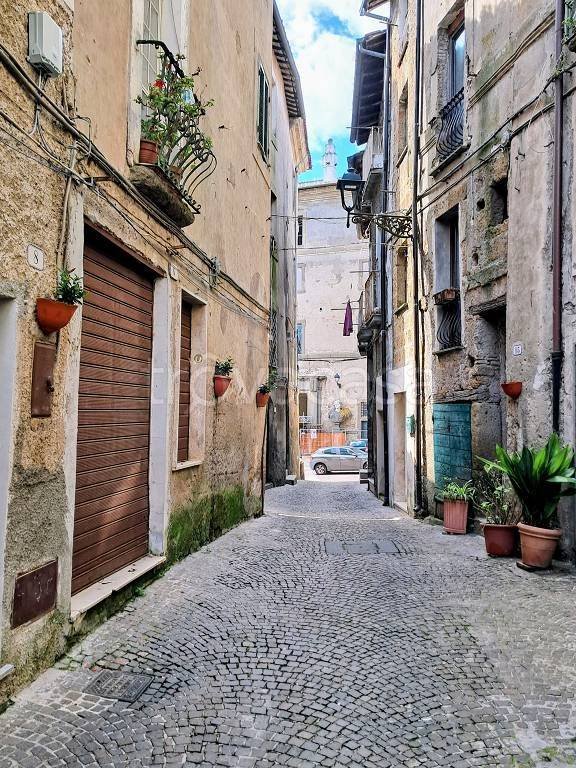 locale di sgombero in vendita a Bassano Romano
