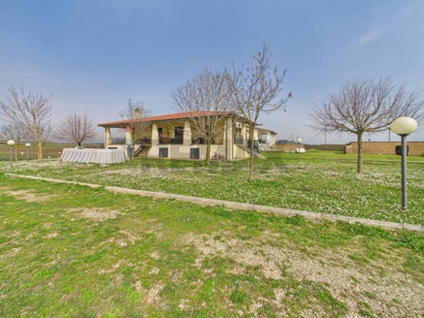 casa indipendente in vendita a Bassano Romano