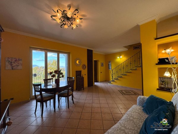 casa indipendente in vendita a Bassano Romano
