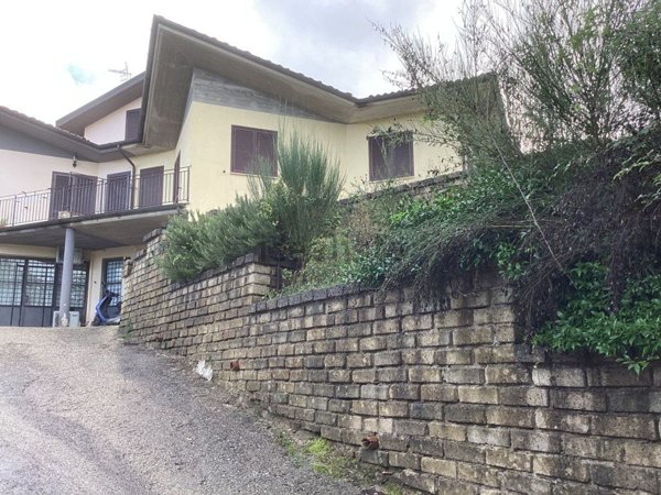 casa indipendente in vendita a Bassano Romano