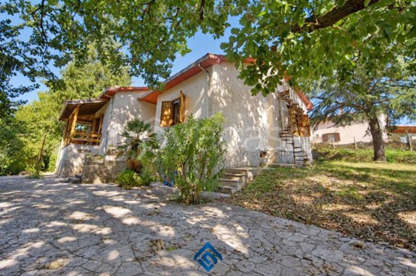 casa indipendente in vendita a Bassano Romano