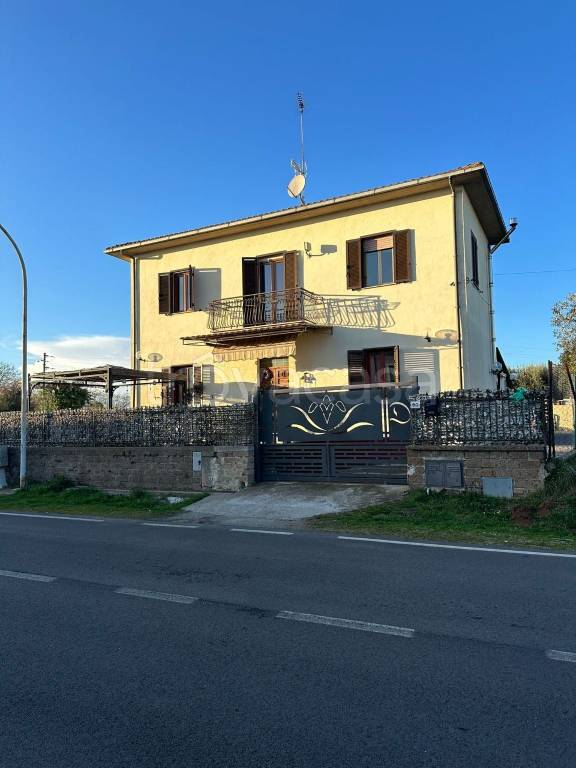 casa indipendente in vendita a Bassano in Teverina