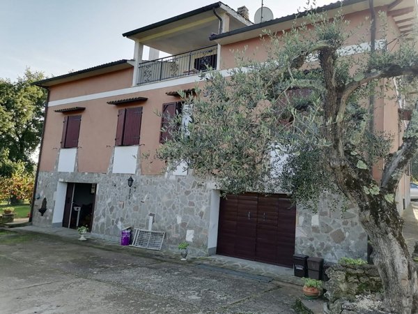 casa indipendente in vendita a Bassano in Teverina