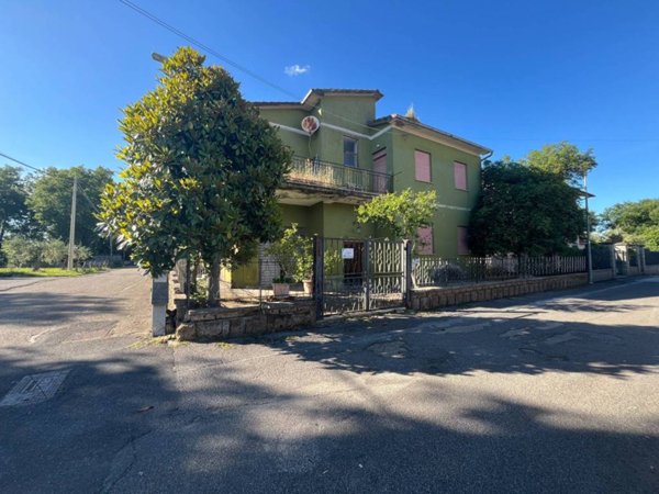 casa indipendente in vendita a Bassano in Teverina