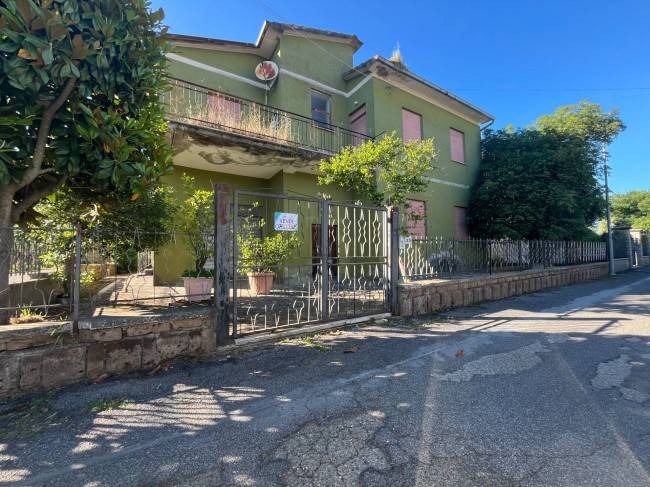 casa indipendente in vendita a Bassano in Teverina