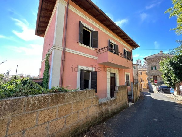 casa indipendente in vendita a Bassano in Teverina