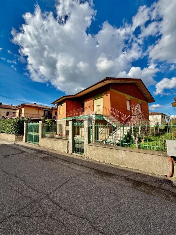 casa indipendente in vendita a Bassano in Teverina