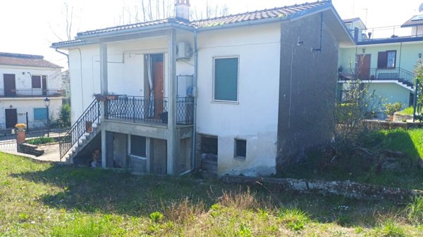 casa indipendente in vendita a Bassano in Teverina
