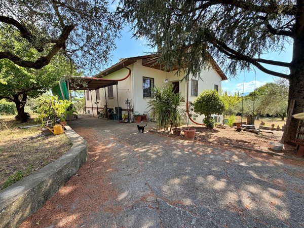 casa indipendente in vendita a Bassano in Teverina
