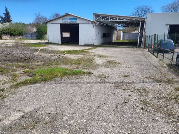 locale commerciale in vendita a Blera