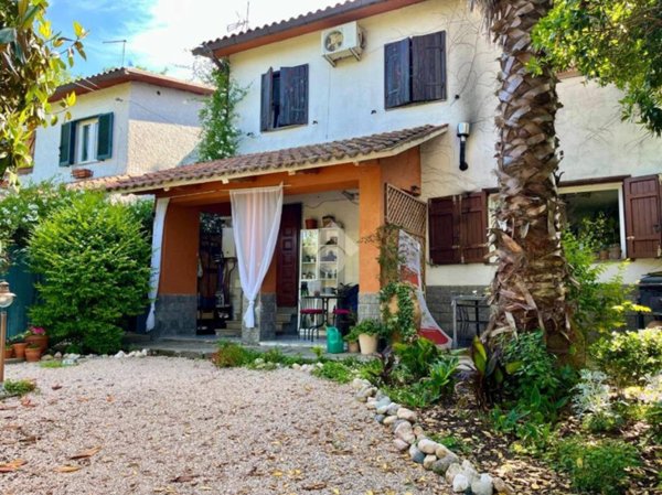 casa indipendente in vendita a Bomarzo