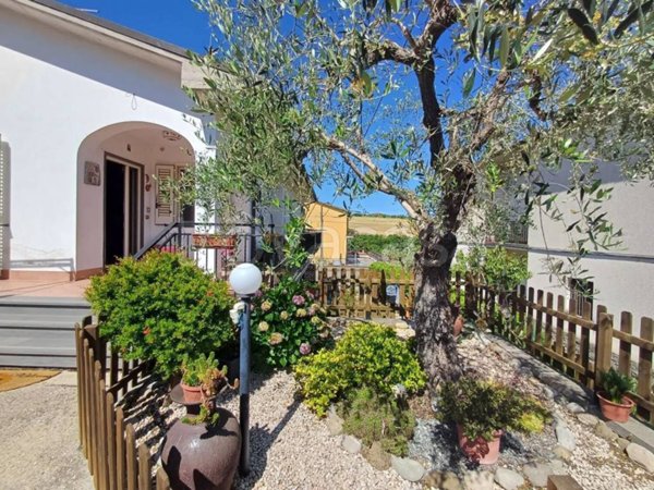 casa indipendente in vendita a Bomarzo