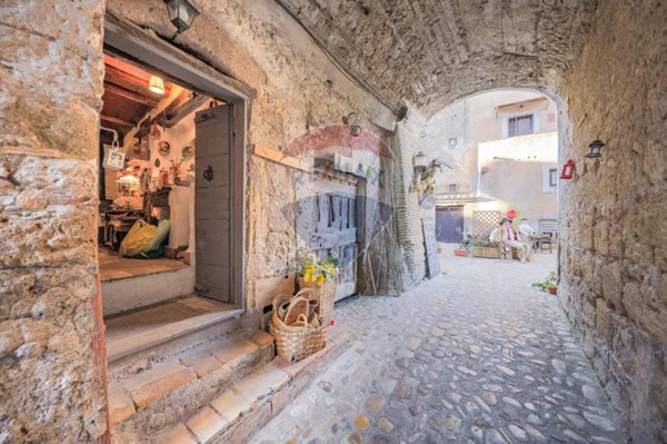 casa indipendente in vendita a Calcata