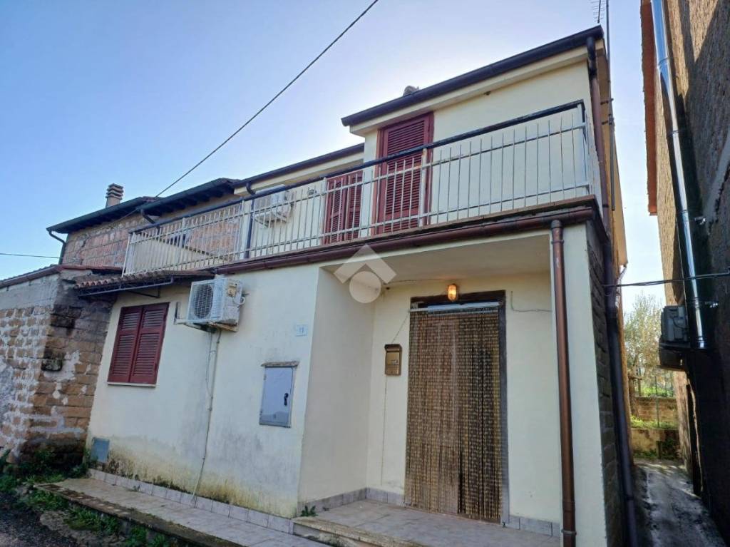 casa indipendente in vendita a Calcata