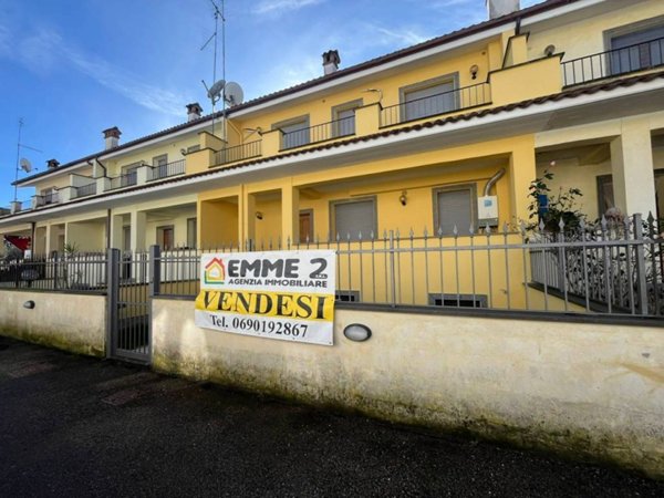 casa indipendente in vendita a Calcata