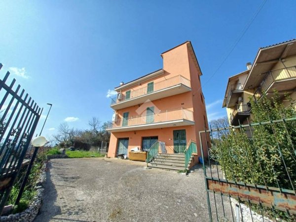 casa indipendente in vendita a Calcata