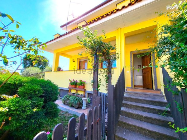 casa indipendente in vendita a Calcata