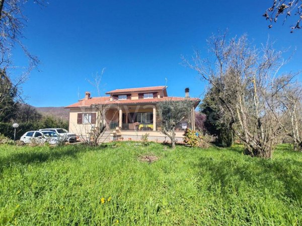 casa indipendente in vendita a Canepina