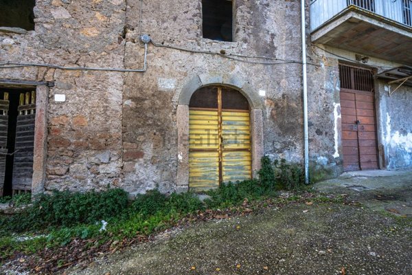 locale di sgombero in vendita a Canepina