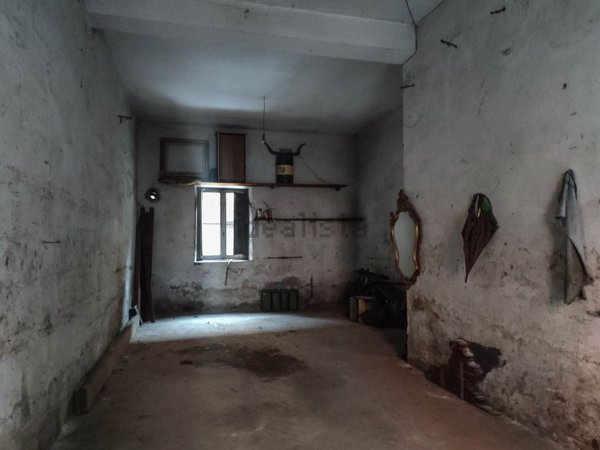 locale di sgombero in vendita a Canepina