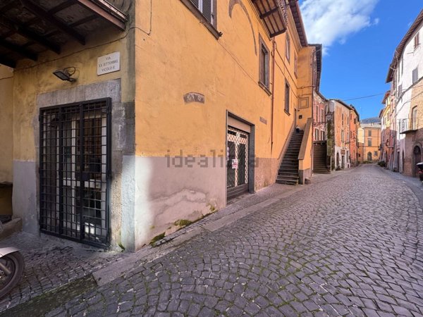 locale commerciale in vendita a Canepina