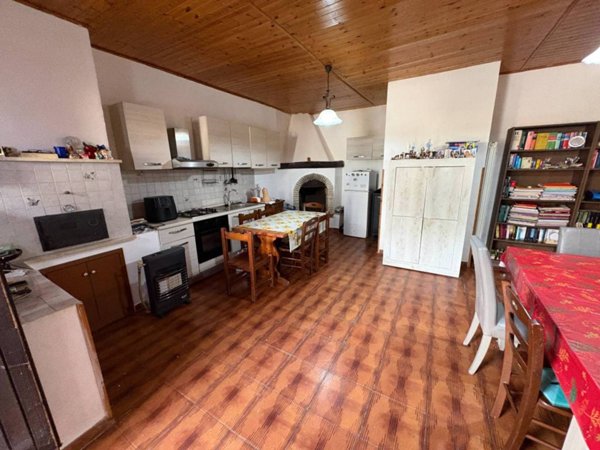 intera palazzina in vendita a Canepina