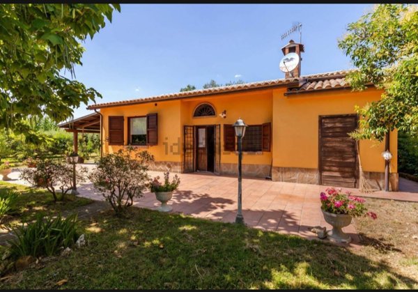 casa indipendente in vendita a Canino