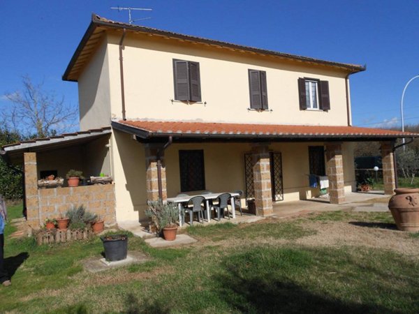 casa indipendente in vendita a Capranica