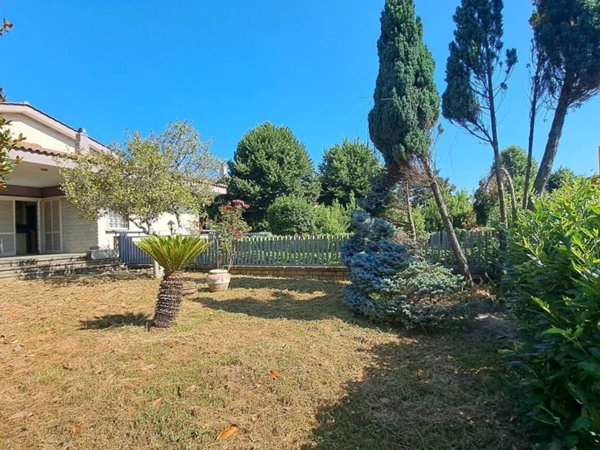 casa indipendente in vendita a Capranica