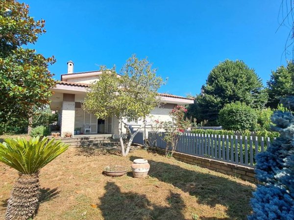 casa indipendente in vendita a Capranica