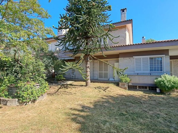 casa indipendente in vendita a Capranica