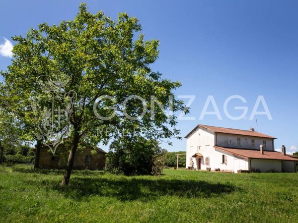 casa indipendente in vendita a Capranica