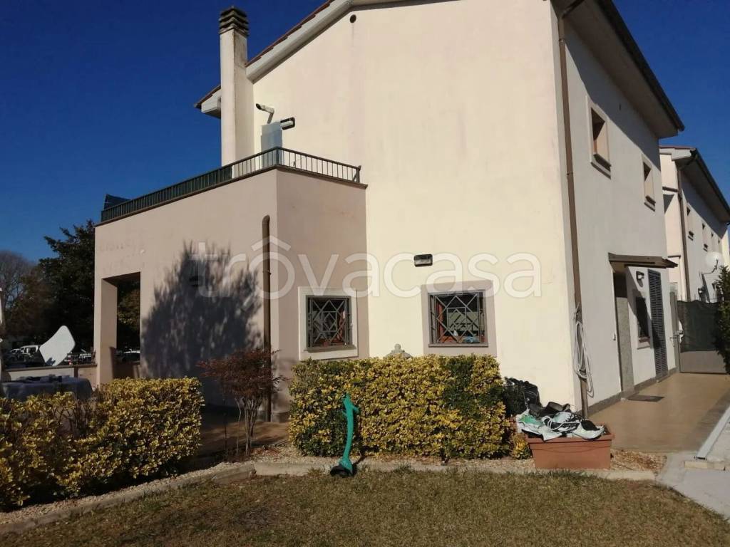 appartamento in vendita a Capranica in zona Capranica Scalo