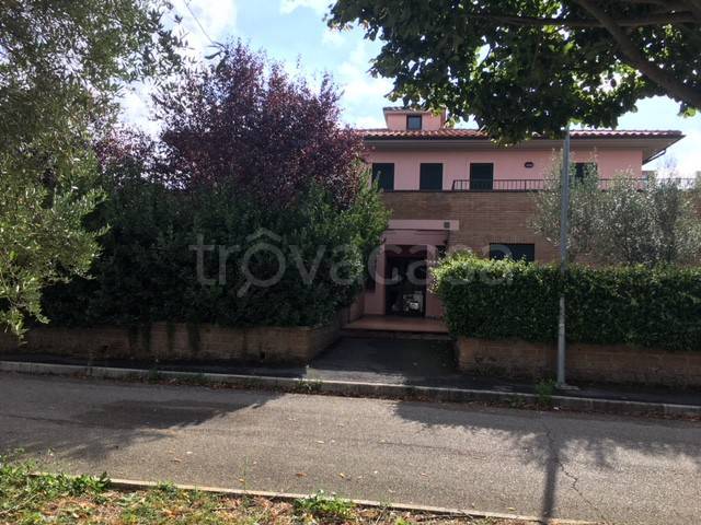 appartamento in vendita a Capranica in zona Capranica Scalo