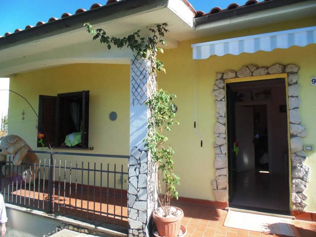 casa indipendente in vendita a Capranica