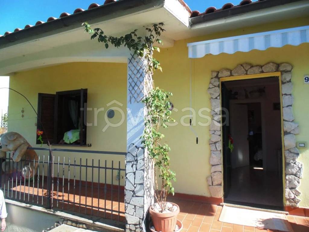 casa indipendente in vendita a Capranica
