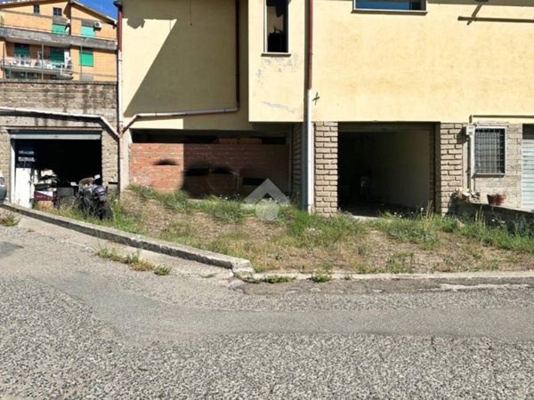 locale di sgombero in vendita a Capranica