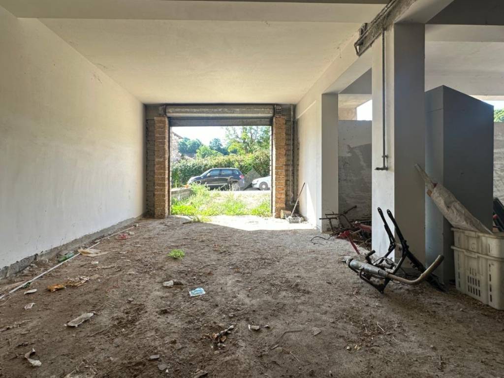 locale di sgombero in vendita a Capranica