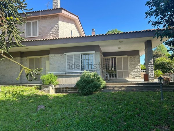 casa indipendente in vendita a Capranica