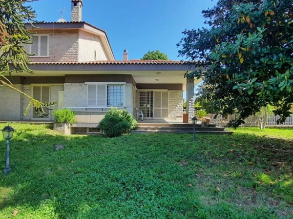 casa indipendente in vendita a Capranica